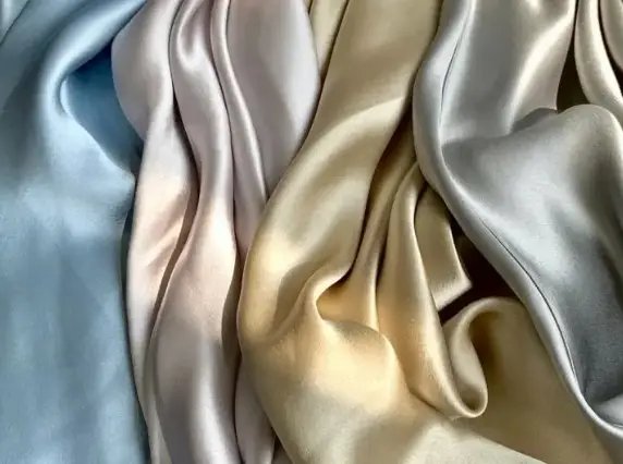 Cos'è esattamente il tessuto in acetato che sta prendendo d'assalto Internet?