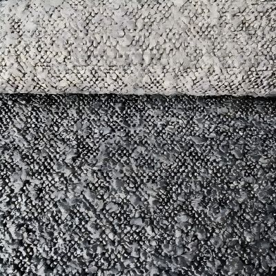 Niente più strappi sul divano, solo tessuto in ciniglia impermeabile